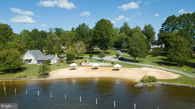 1242 N LAKESHORE DR, Louisa, VA 23093
