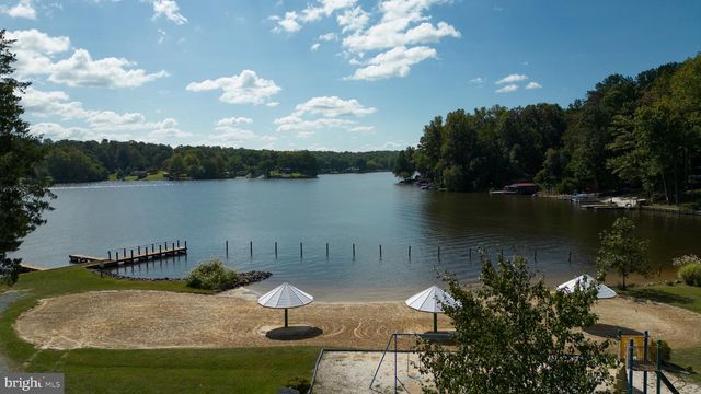 1242 N LAKESHORE DR, Louisa, VA 23093