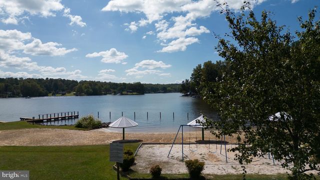 1242 N LAKESHORE DR, Louisa, VA 23093