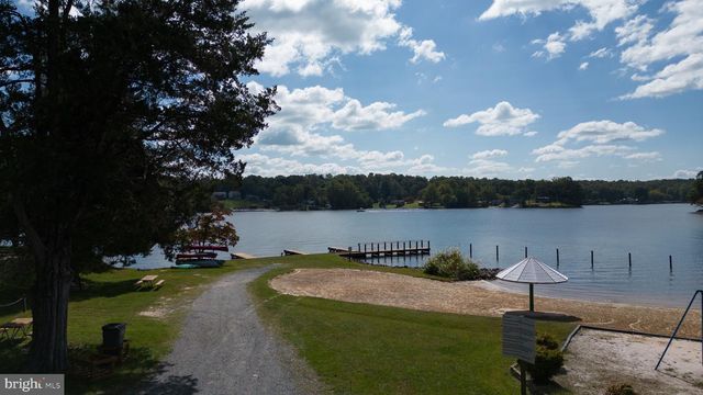 1242 N LAKESHORE DR, Louisa, VA 23093