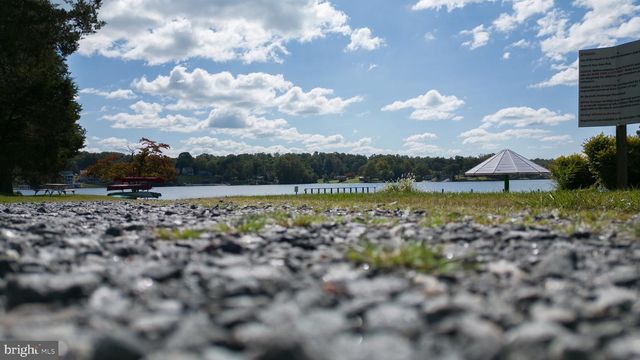 1242 N LAKESHORE DR, Louisa, VA 23093