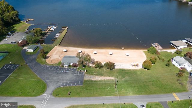 1242 N LAKESHORE DR, Louisa, VA 23093