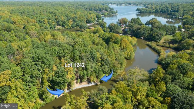 1242 N LAKESHORE DR, Louisa, VA 23093