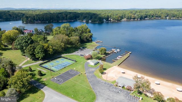 1242 N LAKESHORE DR, Louisa, VA 23093