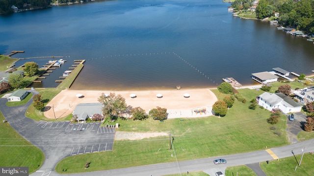 1242 N LAKESHORE DR, Louisa, VA 23093