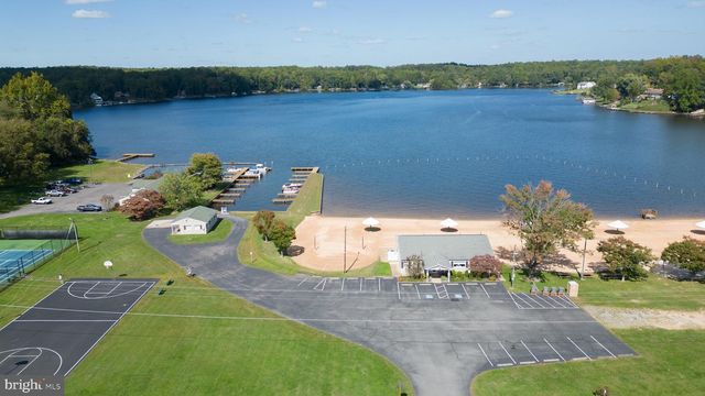 1242 N LAKESHORE DR, Louisa, VA 23093