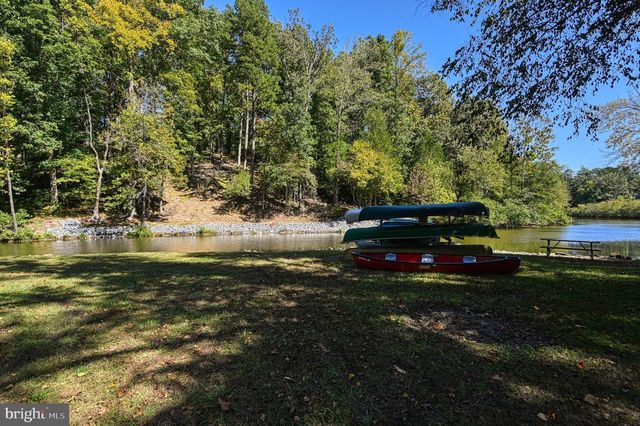 1242 N LAKESHORE DR, Louisa, VA 23093