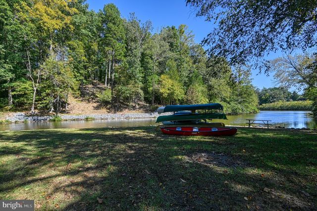 1242 N LAKESHORE DR, Louisa, VA 23093