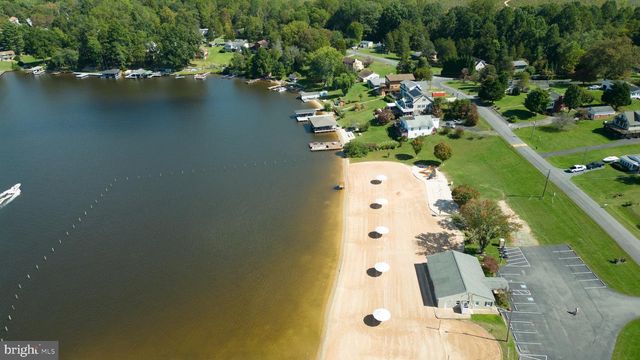 1242 N LAKESHORE DR, Louisa, VA 23093
