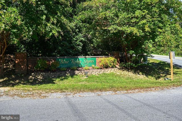 1242 N LAKESHORE DR, Louisa, VA 23093