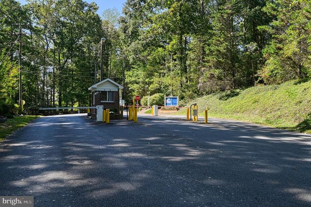 1242 N LAKESHORE DR, Louisa, VA 23093