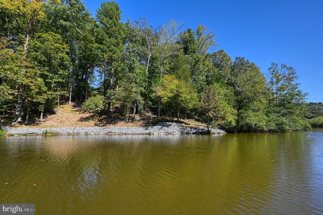 1242 N LAKESHORE DR, Louisa, VA 23093