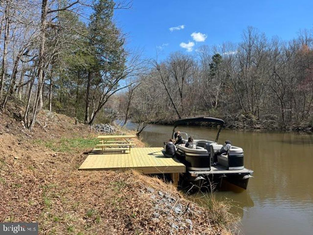 1242 N LAKESHORE DR, Louisa, VA 23093