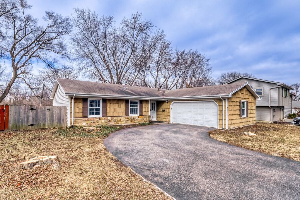 Image 1 of property listing at 135 Ramblewood Lane, Lake Zurich, IL 60047