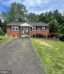 703 W COUNTY LINE RD, Warminster, PA 18974