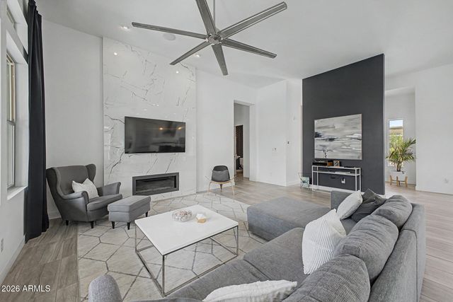 3671 E AQUARIUS Place, Chandler, AZ 85249