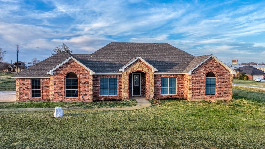 100 Falcons Eye Court, Weatherford, TX 76087