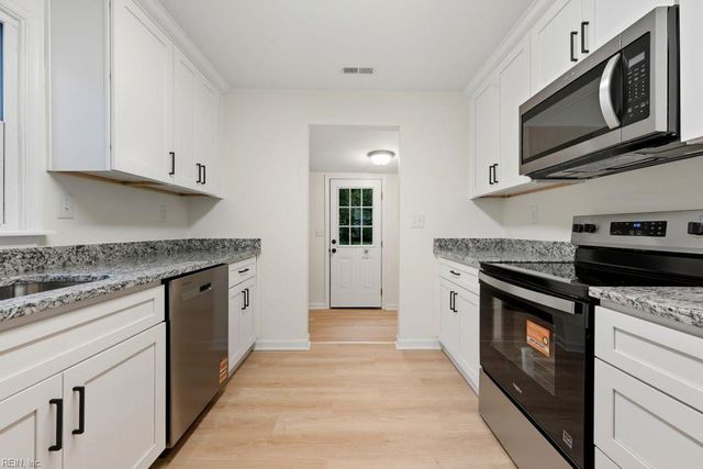 3613 Weiss LN, Chesapeake, VA 23323