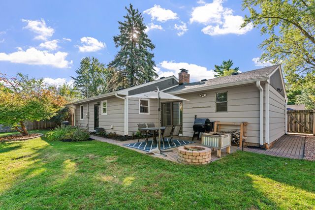 1197 Burke Avenue W, Roseville, MN 55113