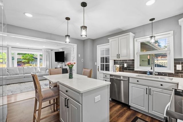 1197 Burke Avenue W, Roseville, MN 55113