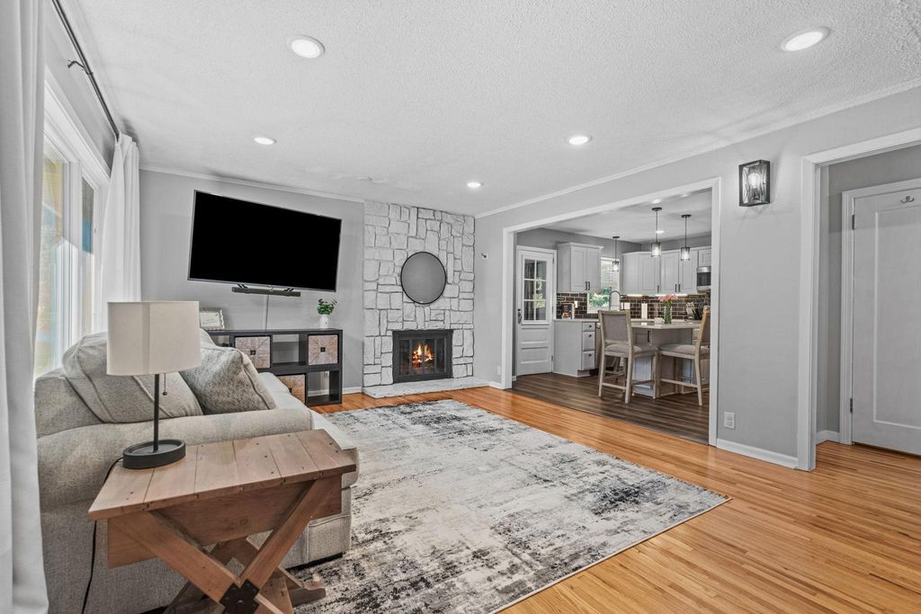1197 Burke Avenue W, Roseville, MN 55113 — photo 2