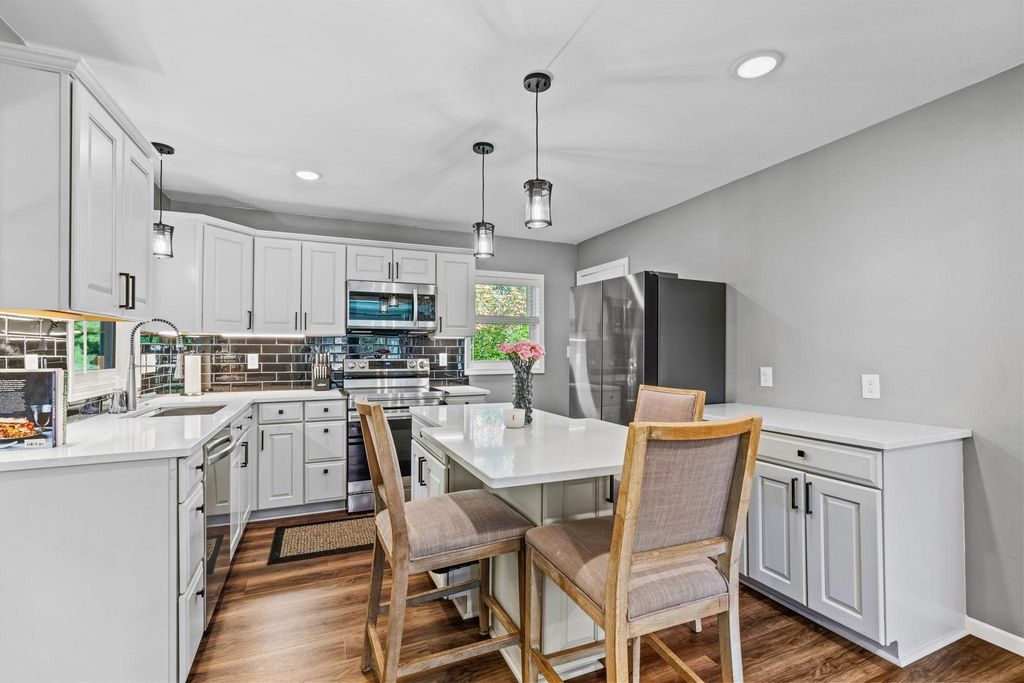 1197 Burke Avenue W, Roseville, MN 55113 — photo 5