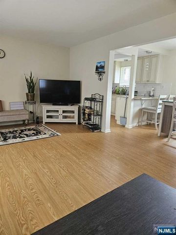 162 Diamond Bridge Avenue 11, Hawthorne, NJ 07506