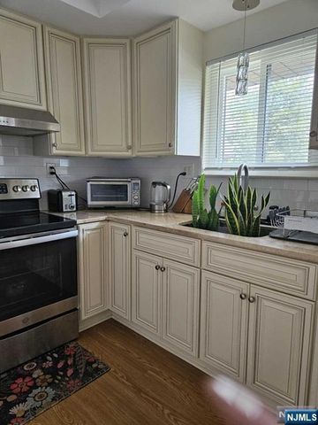 162 Diamond Bridge Avenue 11, Hawthorne, NJ 07506