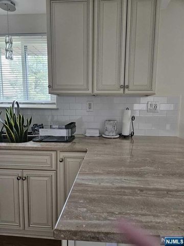 162 Diamond Bridge Avenue 11, Hawthorne, NJ 07506