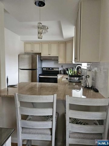 162 Diamond Bridge Avenue 11, Hawthorne, NJ 07506