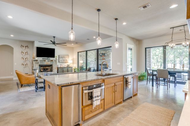 3131 Trailwood Drive E, Burleson, TX 76028
