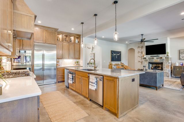 3131 Trailwood Drive E, Burleson, TX 76028