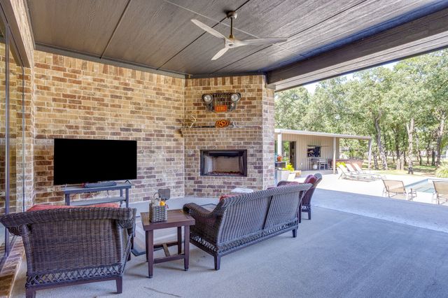 3131 Trailwood Drive E, Burleson, TX 76028