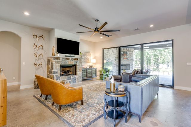 3131 Trailwood Drive E, Burleson, TX 76028