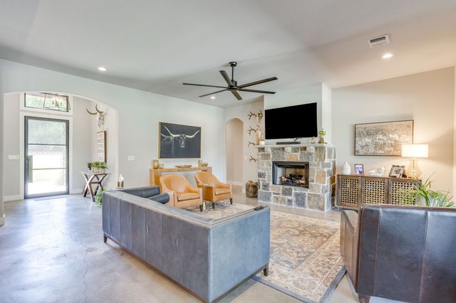 3131 Trailwood Drive E, Burleson, TX 76028