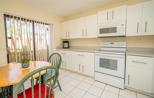 4715 NW 82nd Ave 1405, Lauderhill, FL 33351