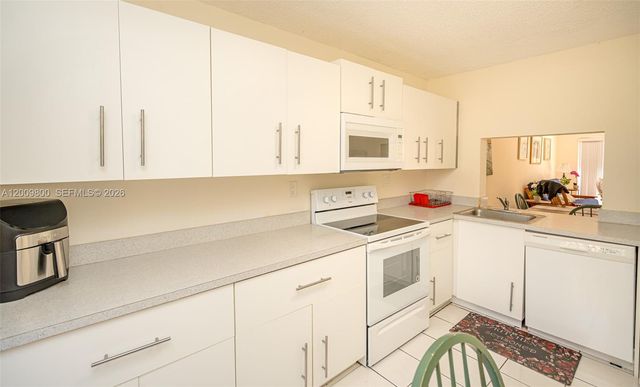 4715 NW 82nd Ave 1405, Lauderhill, FL 33351