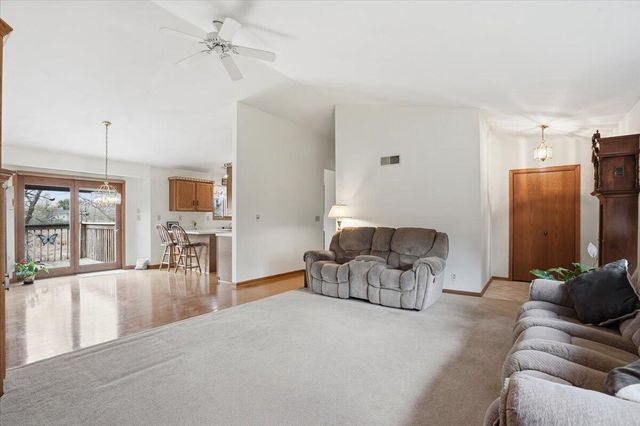 S28W36305 Scuppernong CIRCLE, Dousman, WI 53118