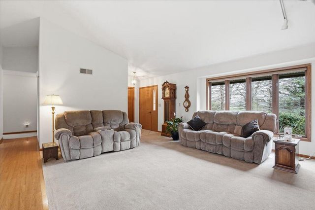 S28W36305 Scuppernong CIRCLE, Dousman, WI 53118