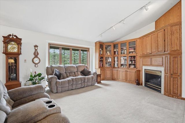 S28W36305 Scuppernong CIRCLE, Dousman, WI 53118