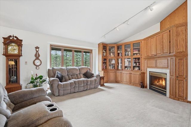 S28W36305 Scuppernong CIRCLE, Dousman, WI 53118