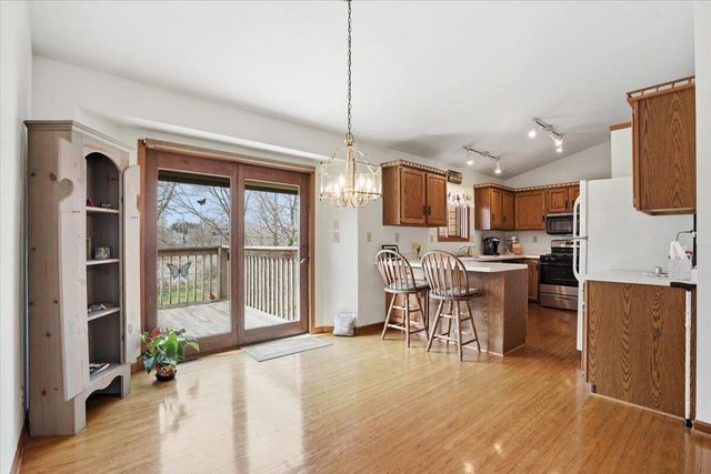 S28W36305 Scuppernong CIRCLE, Dousman, WI 53118