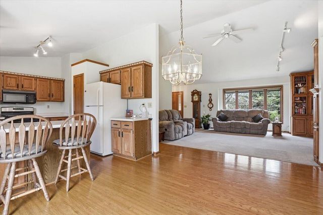 S28W36305 Scuppernong CIRCLE, Dousman, WI 53118