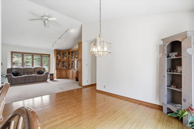 S28W36305 Scuppernong CIRCLE, Dousman, WI 53118