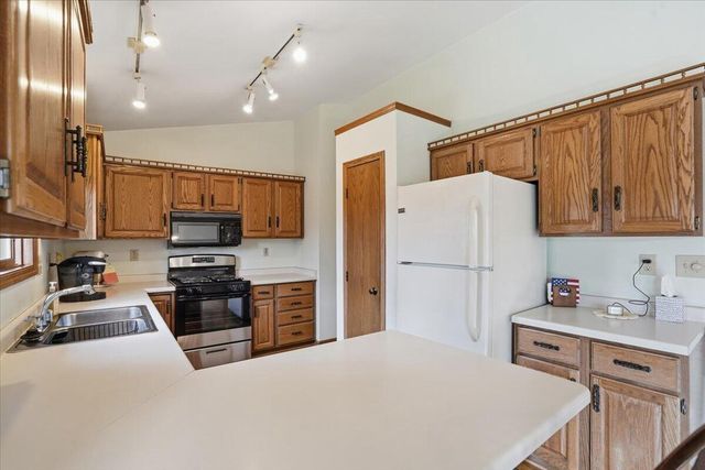 S28W36305 Scuppernong CIRCLE, Dousman, WI 53118