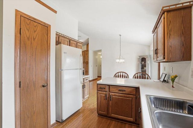 S28W36305 Scuppernong CIRCLE, Dousman, WI 53118