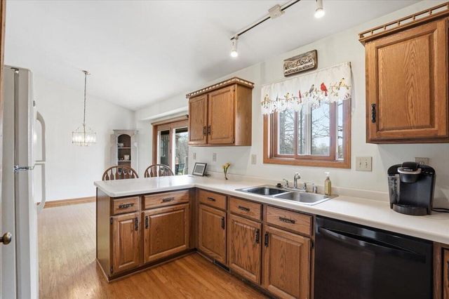 S28W36305 Scuppernong CIRCLE, Dousman, WI 53118