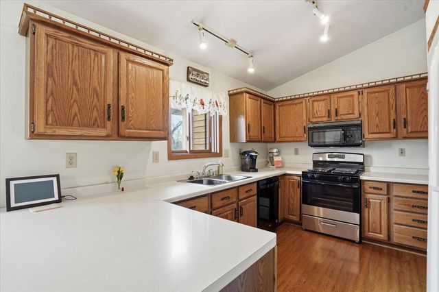 S28W36305 Scuppernong CIRCLE, Dousman, WI 53118