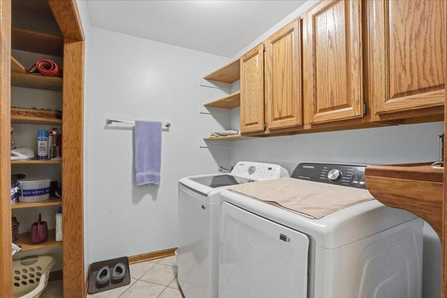 S28W36305 Scuppernong CIRCLE, Dousman, WI 53118