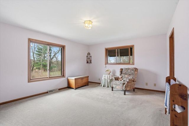 S28W36305 Scuppernong CIRCLE, Dousman, WI 53118
